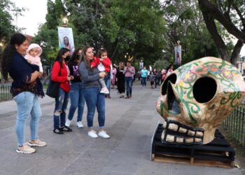 Inauguran calaveras monumentales en la Calzada de Guadalupe