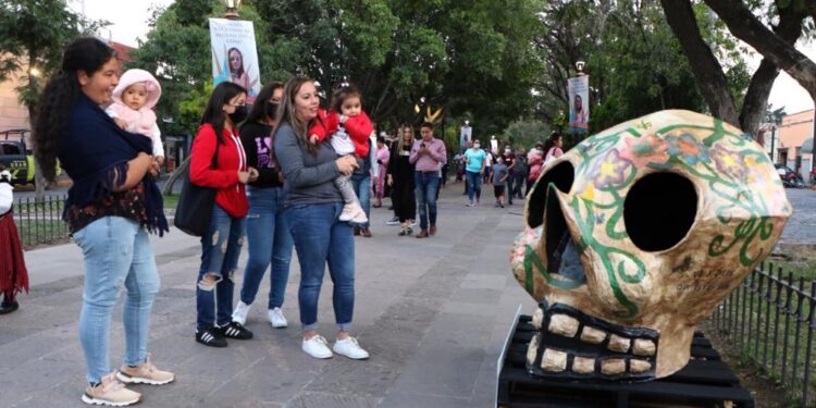 Inauguran calaveras monumentales en la Calzada de Guadalupe