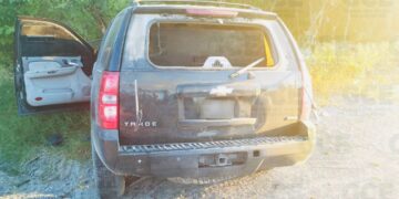 Aseguran camioneta con blindaje artesanal y equipo táctico en San Vicente Tancuayalab