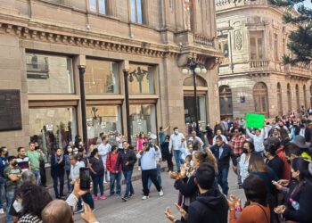 Sección 52 del SNTE protesta por falta de pago de salarios y prestaciones