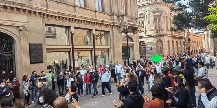 Sección 52 del SNTE protesta por falta de pago de salarios y prestaciones