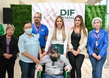 DIF estatal entrega sillas de ruedas especiales a la población con parálisis cerebral