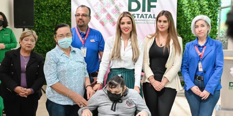 DIF estatal entrega sillas de ruedas especiales a la población con parálisis cerebral