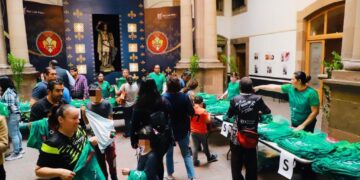 Ayuntamiento y potosinos solidarios regalaron playeras de la selección