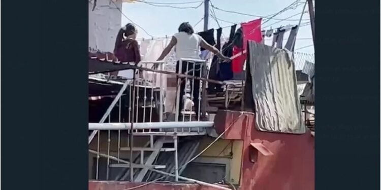 VIDEO| Mujer fue captada golpeando salvajemente a su hija de dos años