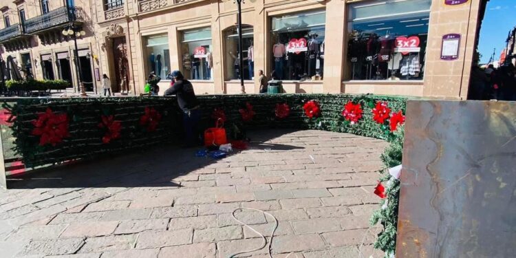 Avanzan preparativos navideños en el Centro Histórico y la Fenapo
