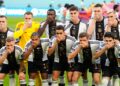 Alemania se tapa la boca en partido como protesta contra la FIFA
