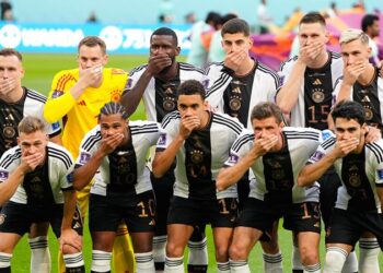 Alemania se tapa la boca en partido como protesta contra la FIFA