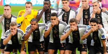 Alemania se tapa la boca en partido como protesta contra la FIFA