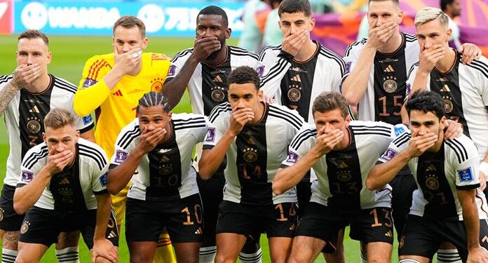 Alemania se tapa la boca en partido como protesta contra la FIFA