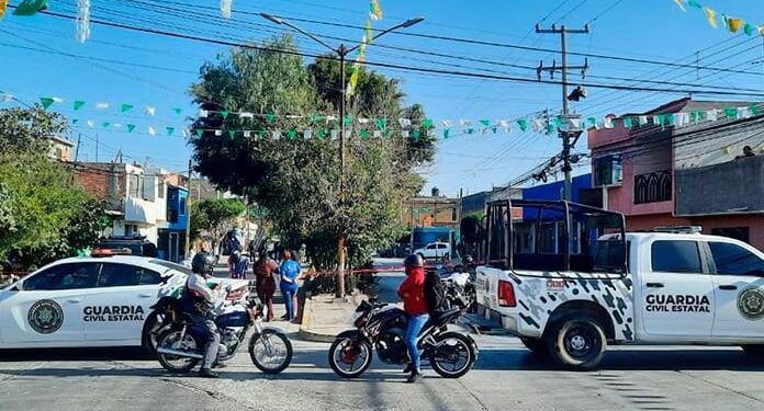 Ejecutan a dos jóvenes que viajaban en una moto en la colonia Seis de Junio