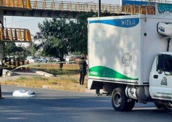 Joven se arroja a una camioneta y muere