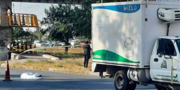 Joven se arroja a una camioneta y muere
