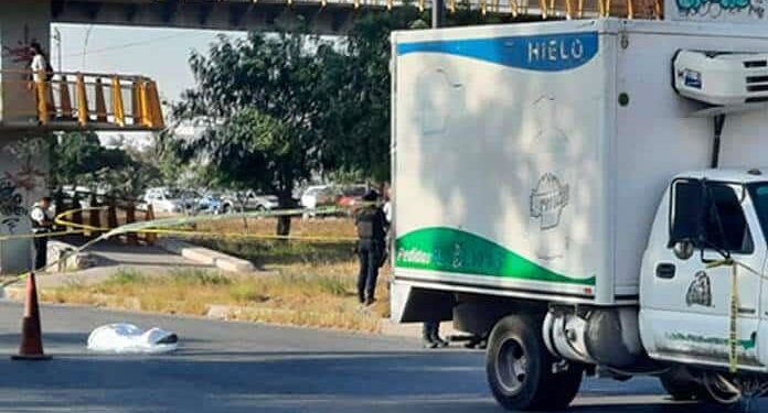 Joven se arroja a una camioneta y muere