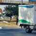 Joven se arroja a una camioneta y muere