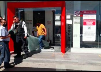 Asaltan a cliente de Banorte de avenida Acceso Norte y le roban 245 mil pesos