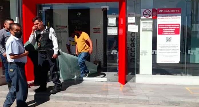 Asaltan a cliente de Banorte de avenida Acceso Norte y le roban 245 mil pesos