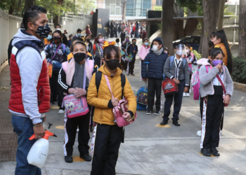 Por aumentos de casos de Covid-19 podrían volver a suspenderse clases en Enero