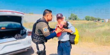 Pareja deja encargado a su bebé con los vecinos y ya no regresan por él