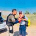 Pareja deja encargado a su bebé con los vecinos y ya no regresan por él