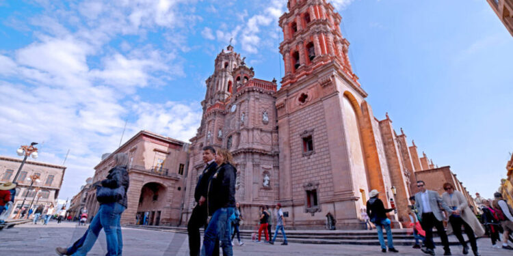 Jueves mayormente soleado en la capital potosina
