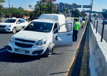Vuelca camioneta en avenida Salvador Nava