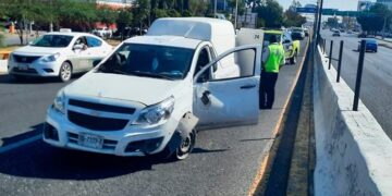 Vuelca camioneta en avenida Salvador Nava