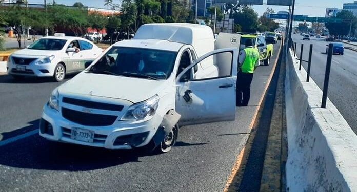 Vuelca camioneta en avenida Salvador Nava
