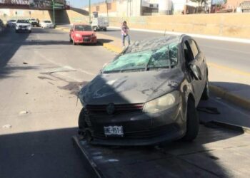 Conductor sufre aparatoso accidente en el bulevar Río Santiago