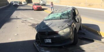 Conductor sufre aparatoso accidente en el bulevar Río Santiago