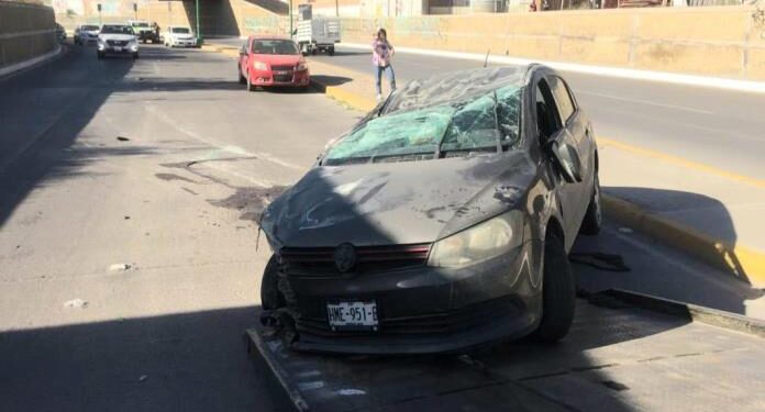 Conductor sufre aparatoso accidente en el bulevar Río Santiago