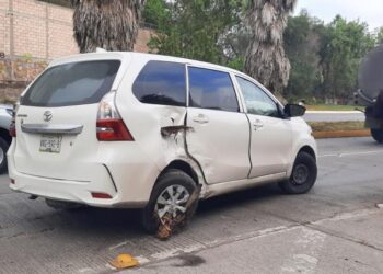Invade carril contrario y choca en bulevar Río Santiago