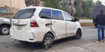 Invade carril contrario y choca en bulevar Río Santiago