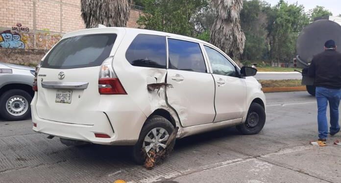Invade carril contrario y choca en bulevar Río Santiago