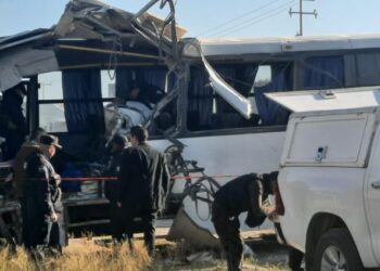 Mortal choque entre un tráiler y un camión de transporte de personal