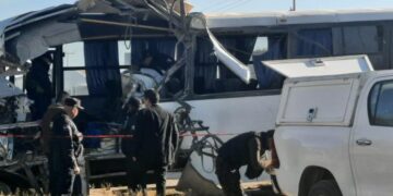 Mortal choque entre un tráiler y un camión de transporte de personal