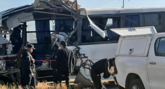 Mortal choque entre un tráiler y un camión de transporte de personal