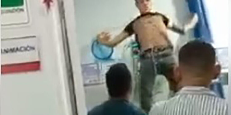 Joven “poseído” causa terror en hospital de Colombia