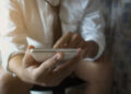 3 razones por las cuales no usar el celular en el baño