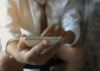 3 razones por las cuales no usar el celular en el baño