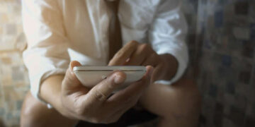 3 razones por las cuales no usar el celular en el baño