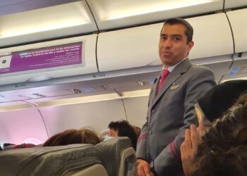 Se niega sobrecargo de Volaris a usar cubrebocas y amenaza a pasajeros con bajarlos del avión