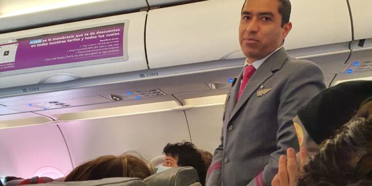 Se niega sobrecargo de Volaris a usar cubrebocas y amenaza a pasajeros con bajarlos del avión