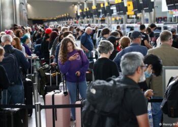 Caos en aeropuertos de Estados Unidos amarga festejos de navidad en familia