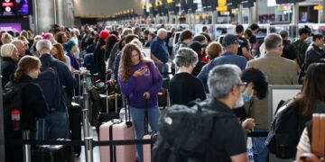 Caos en aeropuertos de Estados Unidos amarga festejos de navidad en familia