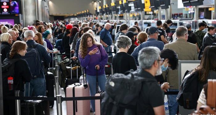 Caos en aeropuertos de Estados Unidos amarga festejos de navidad en familia