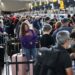 Caos en aeropuertos de Estados Unidos amarga festejos de navidad en familia