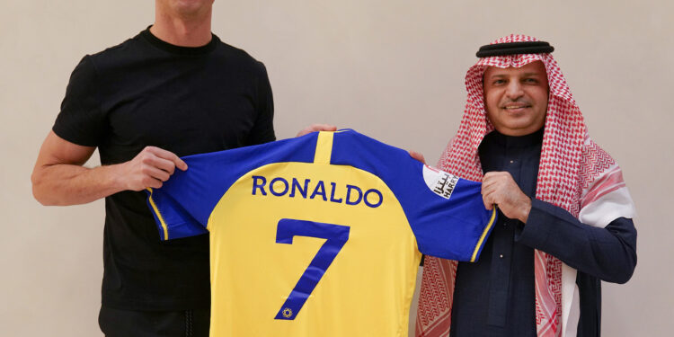 Cristiano firma por el Al Nassr
