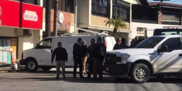 Investigan hallazgo de seis cadáveres dentro de una camioneta estacionada en una plaza de Tijuana