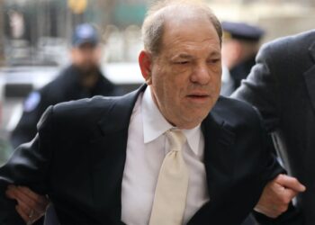 El exproductor de cine Harvey Weinstein es declarado culpable de agresión sexual